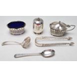 A LARGE COLLECTION OF EARLY 20TH CENTURY EDWARDIAN SILVER CONDIMENTS POTS AND TABLE WARE