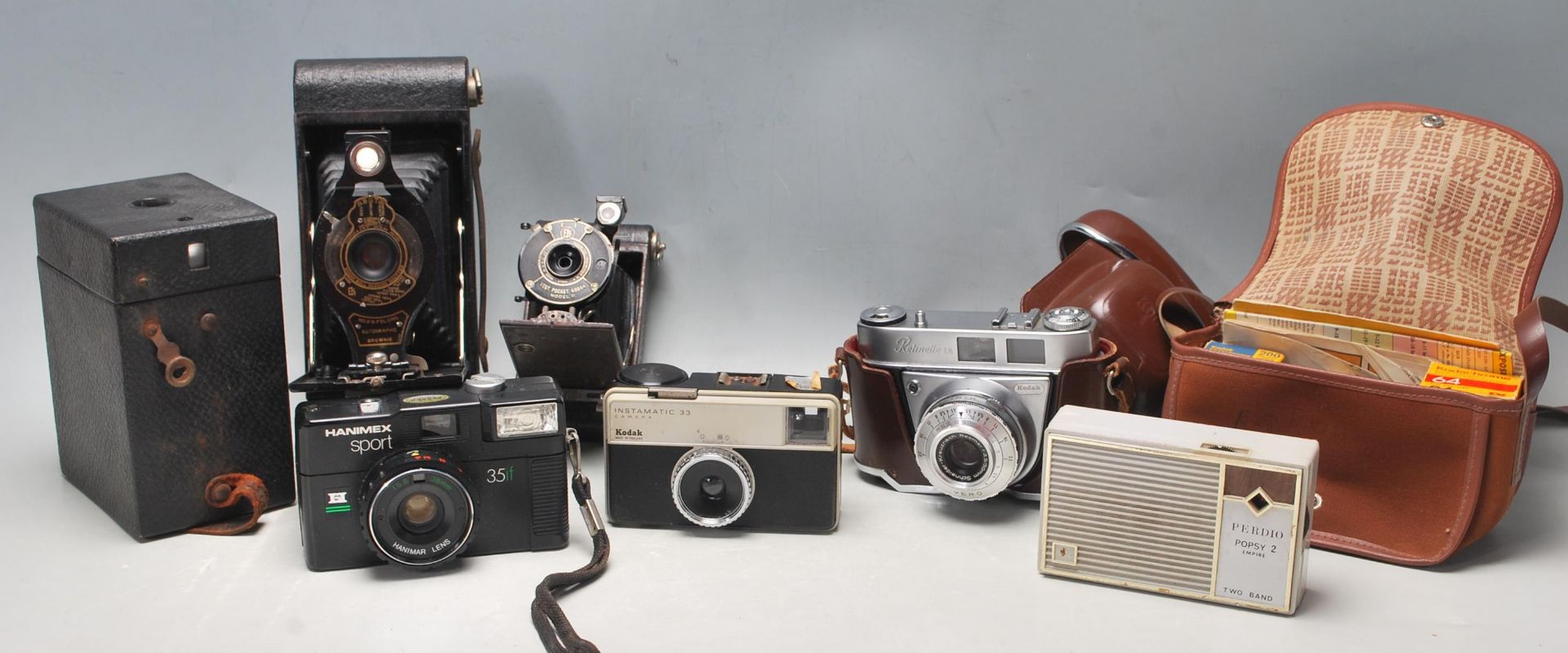 A COLLECTION OF VINTAGE 20TH CENTURY VINTAGE CAMERAS / PHOTOGRAPHS CAMERAS