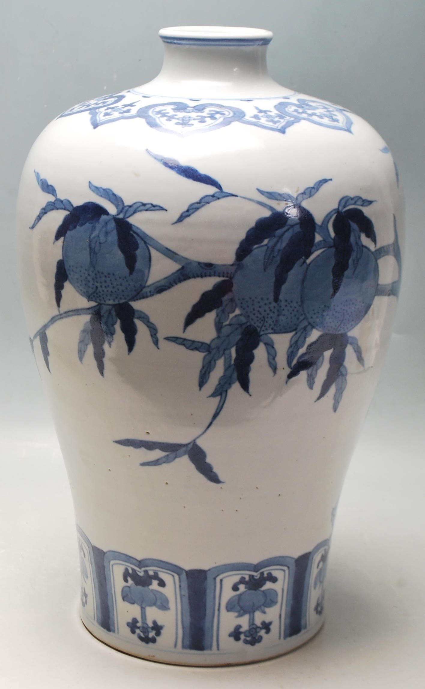 ANTIQUE CHINESE BLUE AND WHITE LARGE VASE - Image 5 of 8