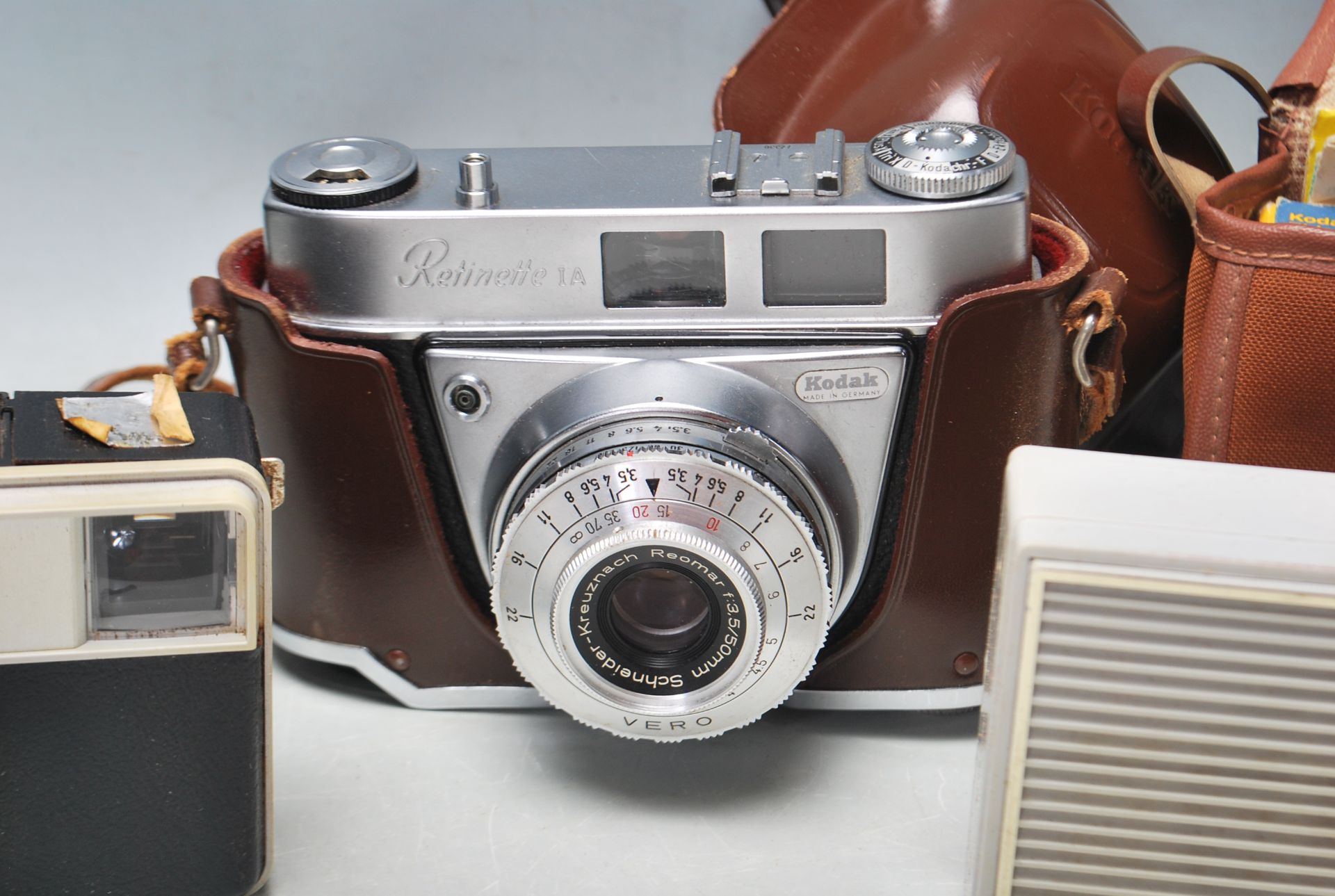 A COLLECTION OF VINTAGE 20TH CENTURY VINTAGE CAMERAS / PHOTOGRAPHS CAMERAS - Image 7 of 9