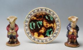 A GROUP OF THREE MAJOLICA CERAMICS TO INCLUDE A WEDGWOOD PLATE AND TWO TOBY JUGS