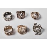 A GROUP OF SIX VINTAGE 925 SILVER RINGS WITH PIERCED DECORATION - WEIGHT 29.31g
