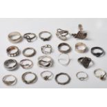 GROUP OF MIXED VINTAGE SILVER RINGS