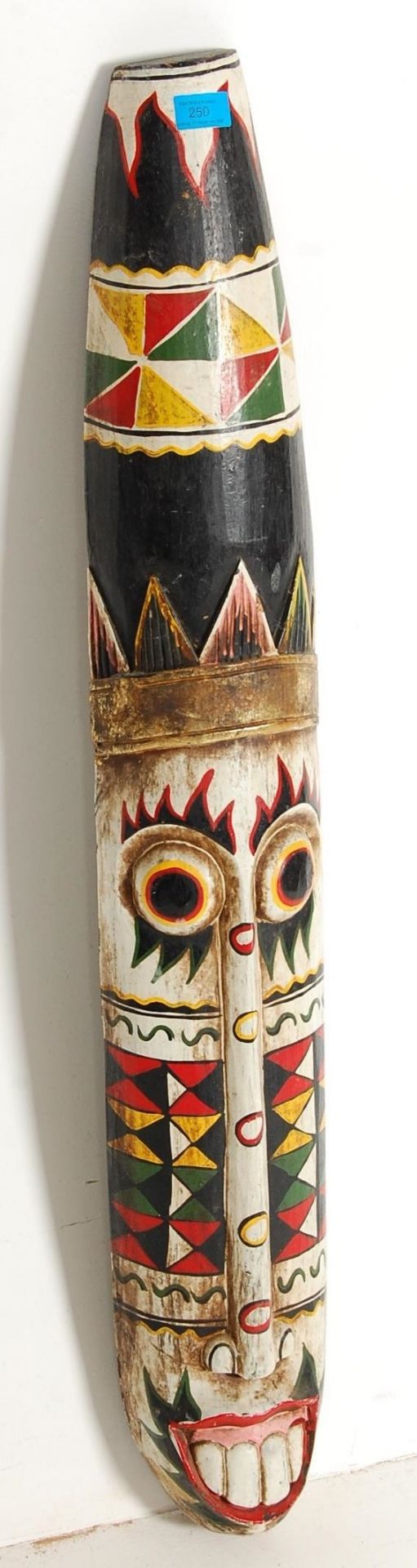 VINTAGE 20TH CENTURY MALAYSIA TRIBAL MASK WITH GEOMETRIC DECORATION - Bild 2 aus 6