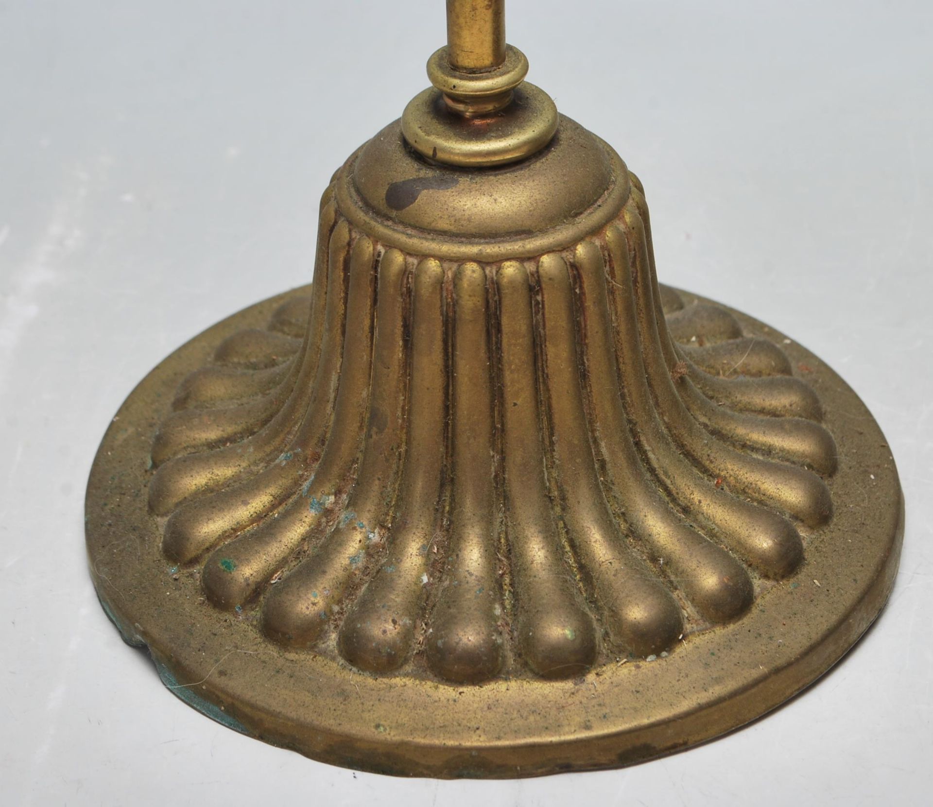 TWO 20TH CENTURY ANTIQUE STYLE BRASS OIL LAMPS CONVERTED TO ELECTRICAL LAMPS / LIGHTS - Bild 5 aus 7