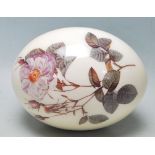 A VINTAGE LATE 20TH CENTURY OSTRICHS EGG HAVING FINE FLORAL DECORATION THORUGHOUT.