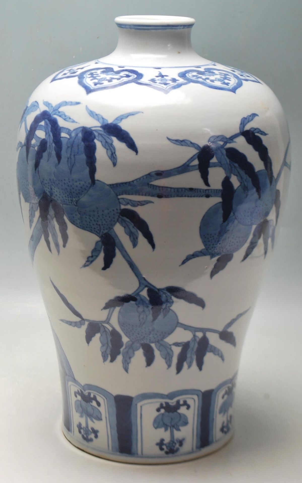 ANTIQUE CHINESE BLUE AND WHITE LARGE VASE