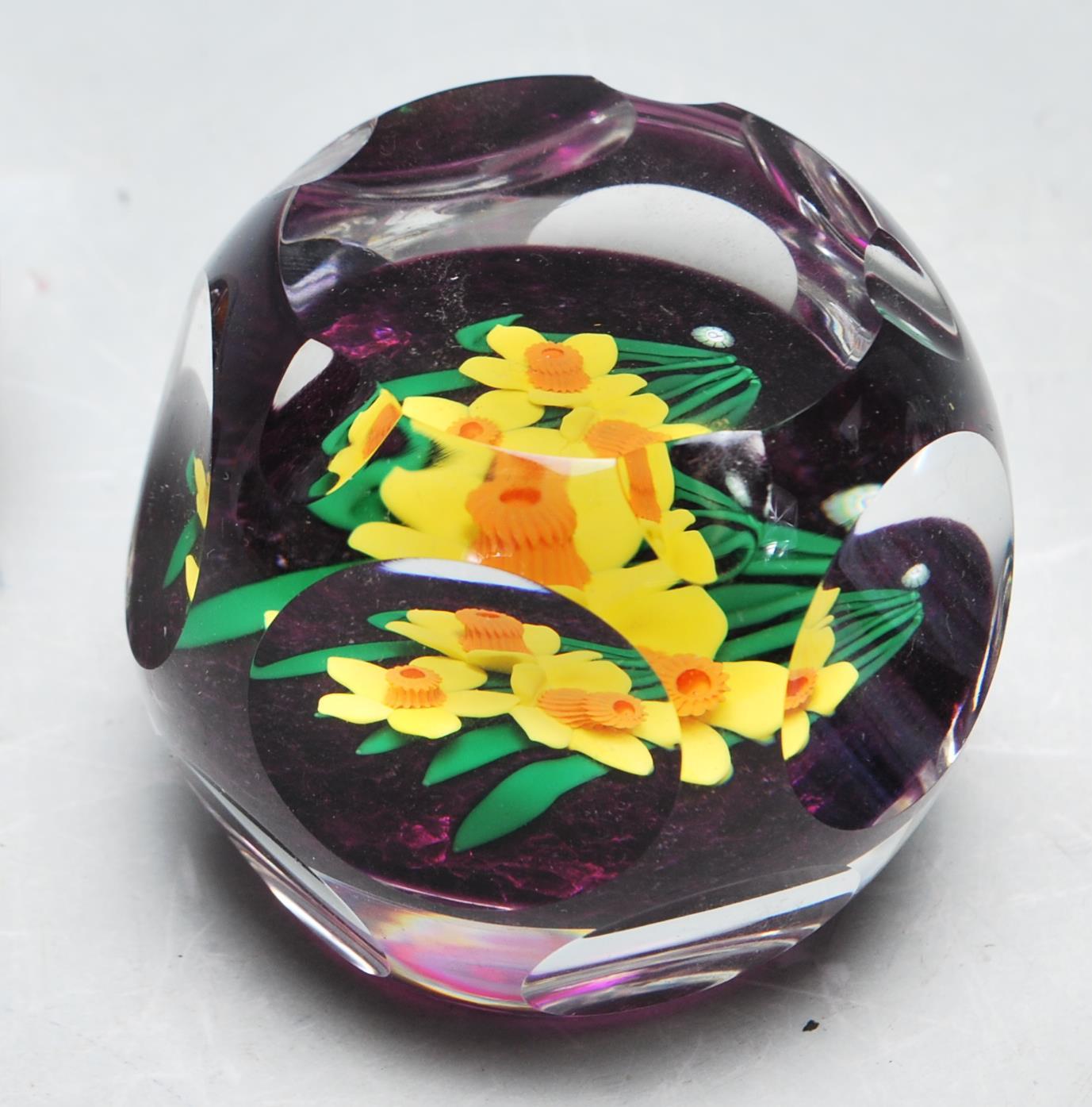 LATE 20TH CENTURY VINTAGE STUDIO ART GLASS PAPERWEIGHTS - Image 5 of 8