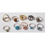 A GROUP OF 10 VINTAGE RINGS - SILVER RINGS - WHITE METAL - YELLOW METAL - WEIGHT 28.12g