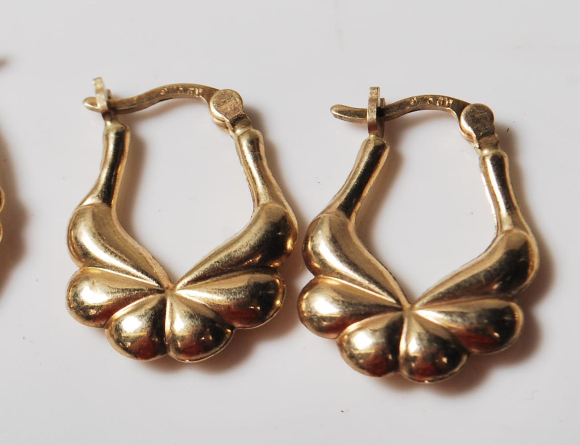 THREE PAIRS OF 9CT GOLD HOOP EARRINGS - Image 3 of 11