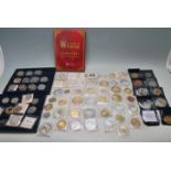 A LARGE QUANTITY OF COINS / COMMEMORATIVE COINS / CROWNS / COINAGE