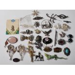 MIXED COLLECTION OF VINTAGE 20TH CENTURY BROOCHES