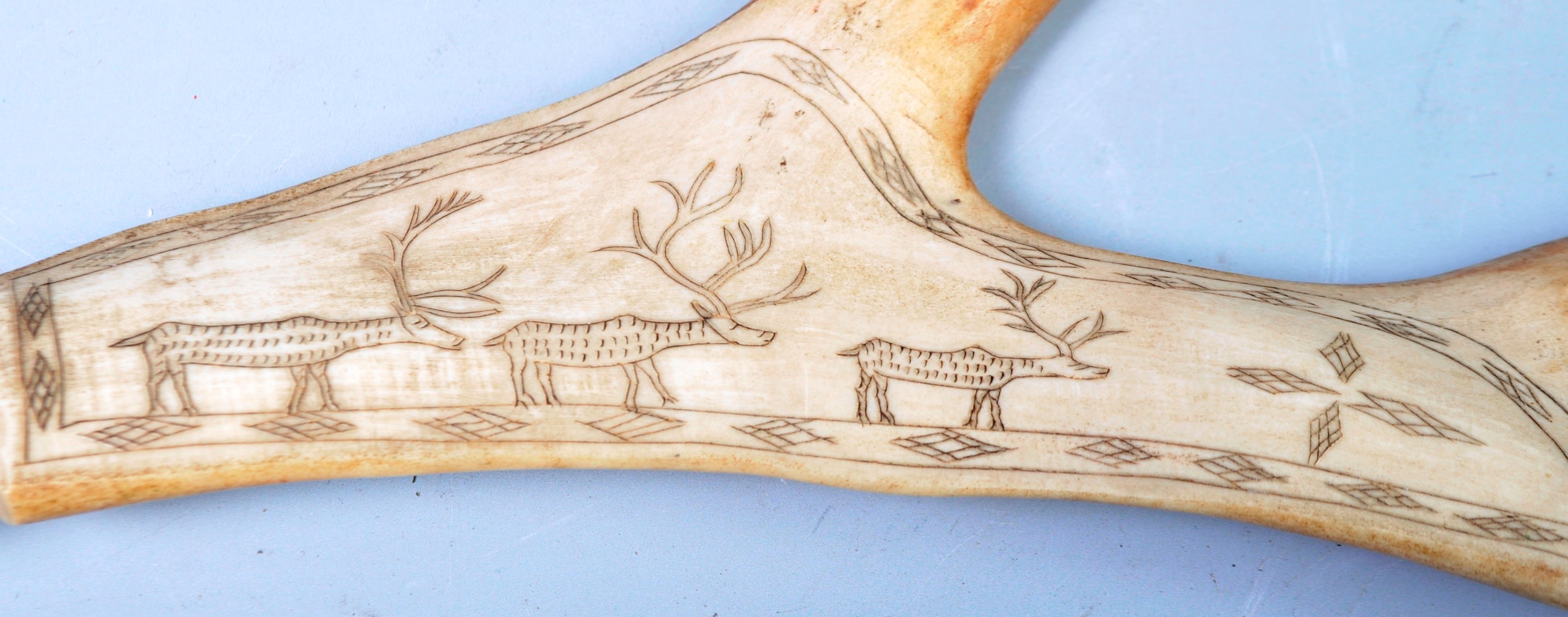 EARLY 20TH CENTURY INUIT ART HAND CARVED REINDEER ANTLER SCRIMSHAW - Image 3 of 4