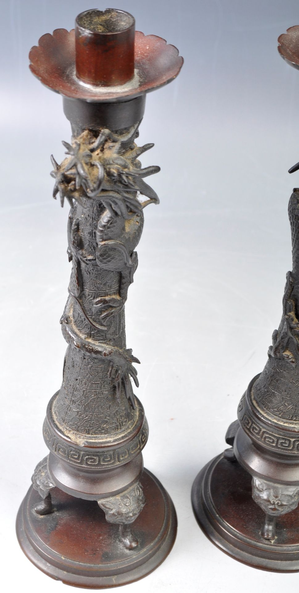 PAIR OF 19TH CENTURY JAPANESE MEIJI BRONZE DRAGON CANDLESTICKS - Bild 4 aus 4