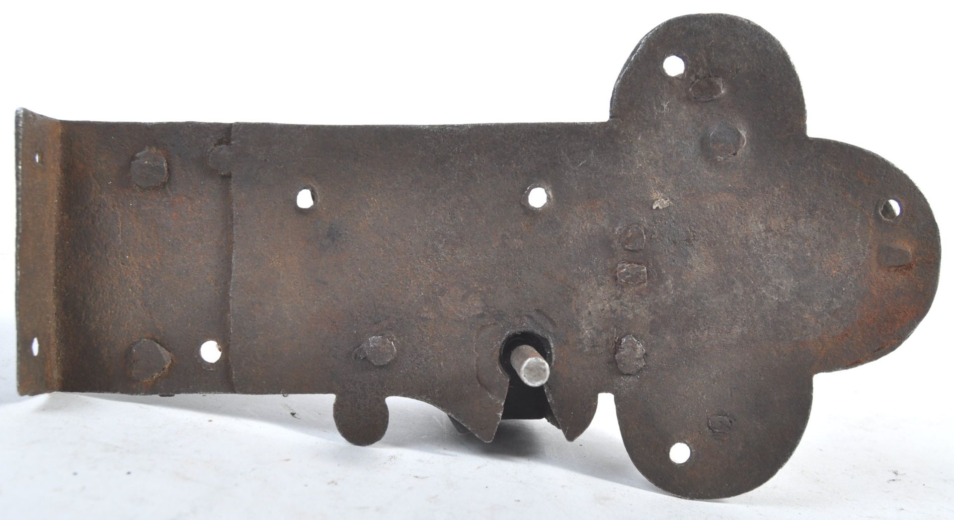 A 17TH CENTURY GERMAN ANTIQUE ENGRAVED STEEL LOCK - Bild 3 aus 5