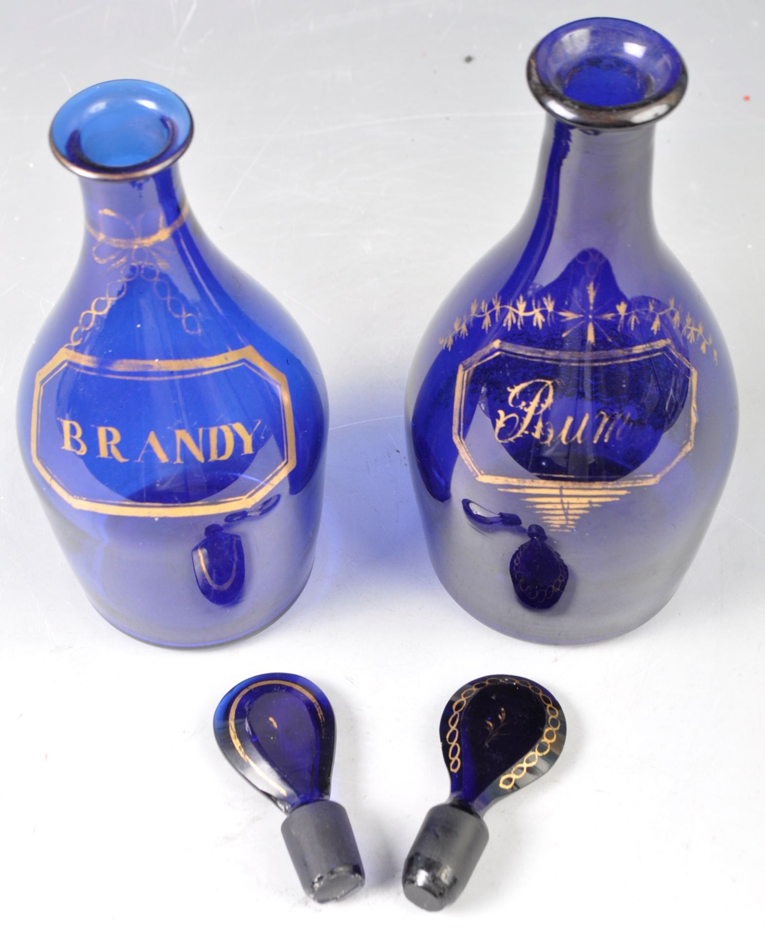 PAIR OF 19TH CENTURY GEORGIAN BRISTOL BLUE DECANTERS - Bild 4 aus 4