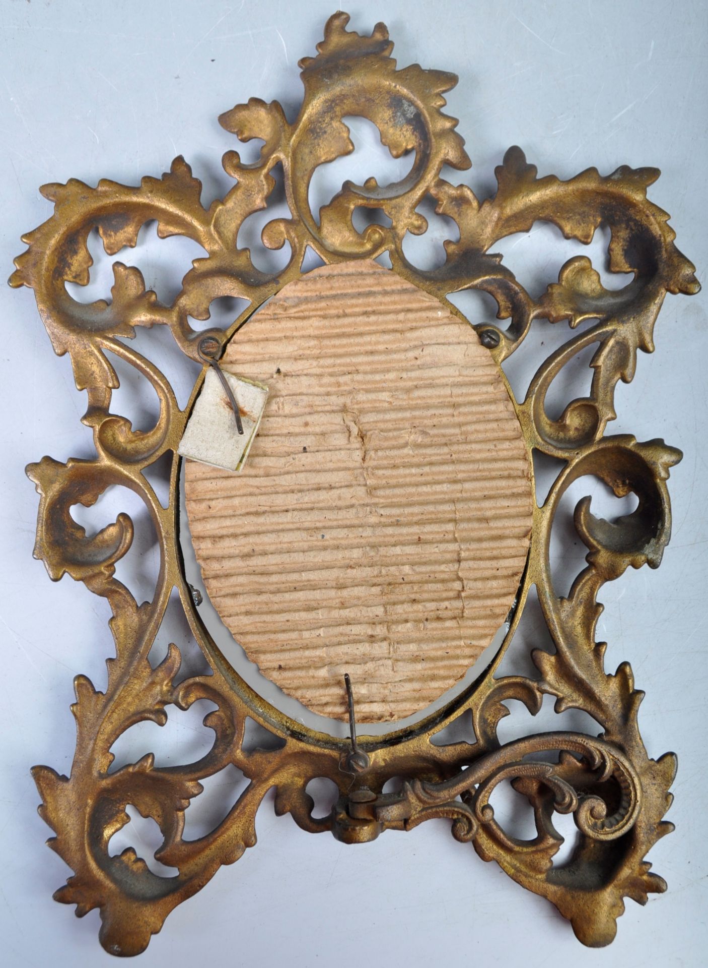 AN ANTIQUE BRASS ORNATE DRESSING TABLE MIRROR - Bild 2 aus 3