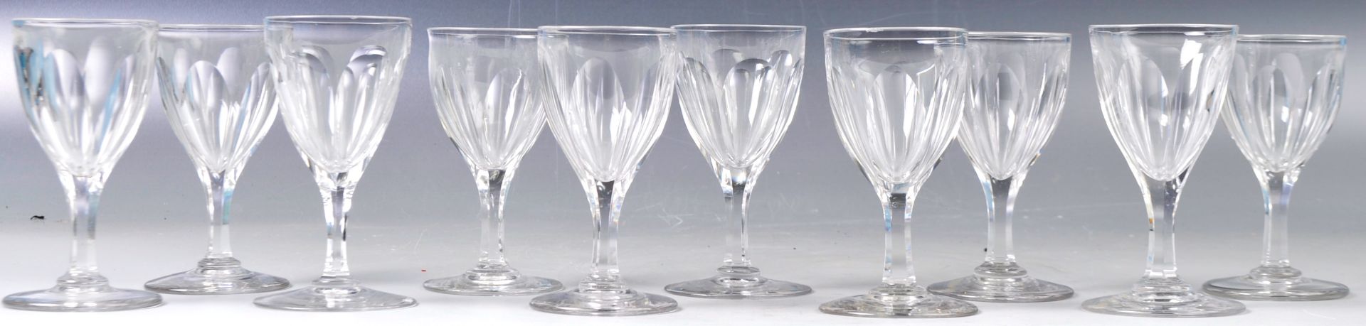 SET OF TEN VICTORIAN HAND BLOWN GLASS WINE / PORT GLASSES - Bild 2 aus 5