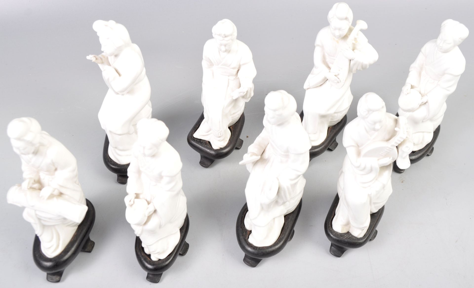 COLLECTION OF CHINESE BLANC DE CHINE PORCELAIN FIGURINES - Bild 4 aus 6