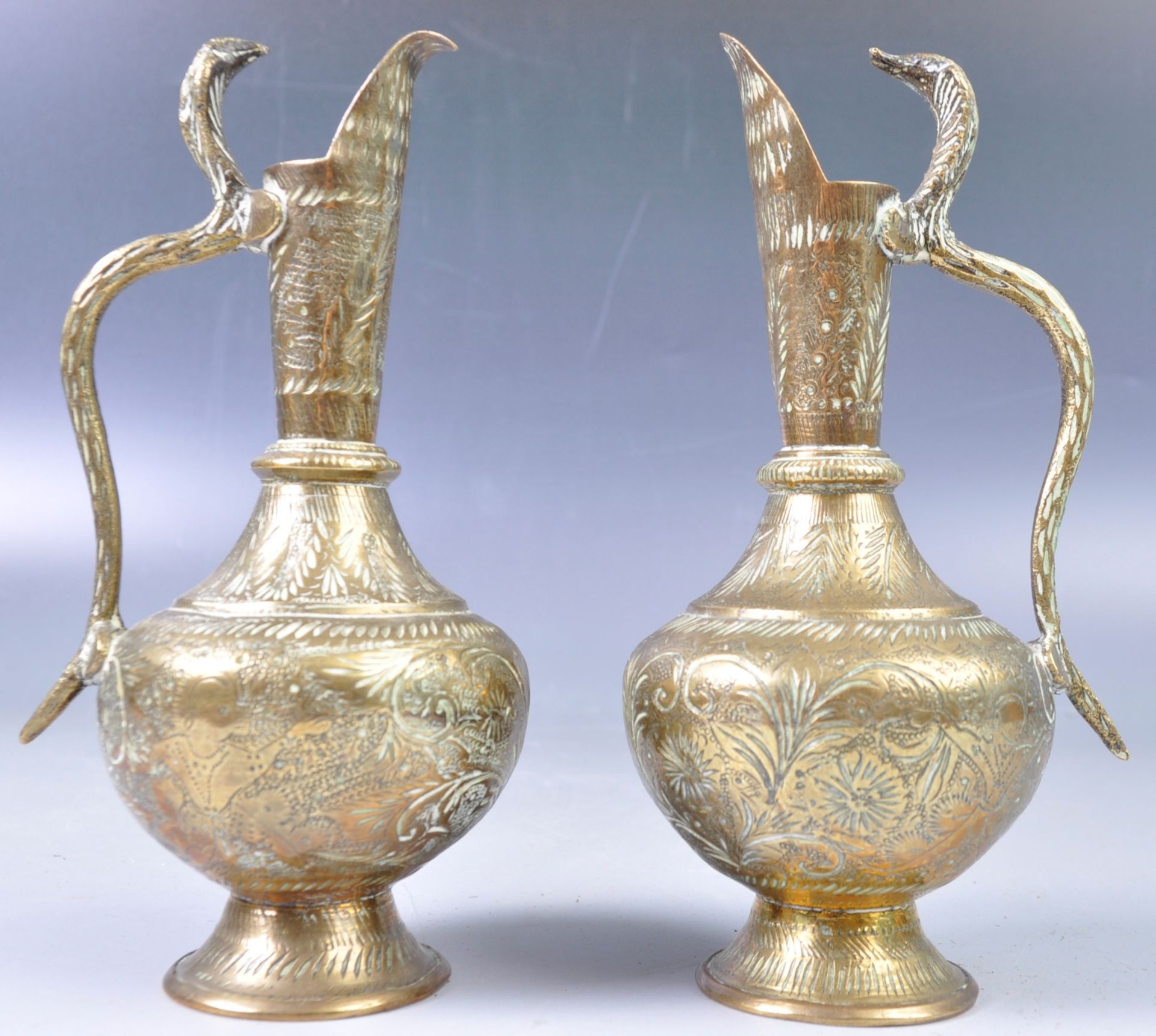 SET OF ANTIQUE INDIAN BRASS COBRA VASES - Bild 9 aus 9