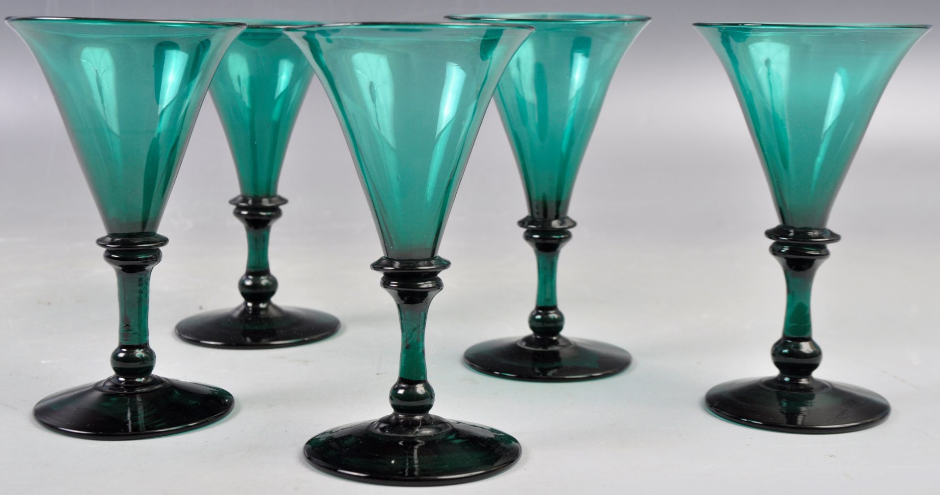 RARE SET OF 18TH CENTURY GEORGIAN BRISTOL GREEN GLASSES - Bild 2 aus 4