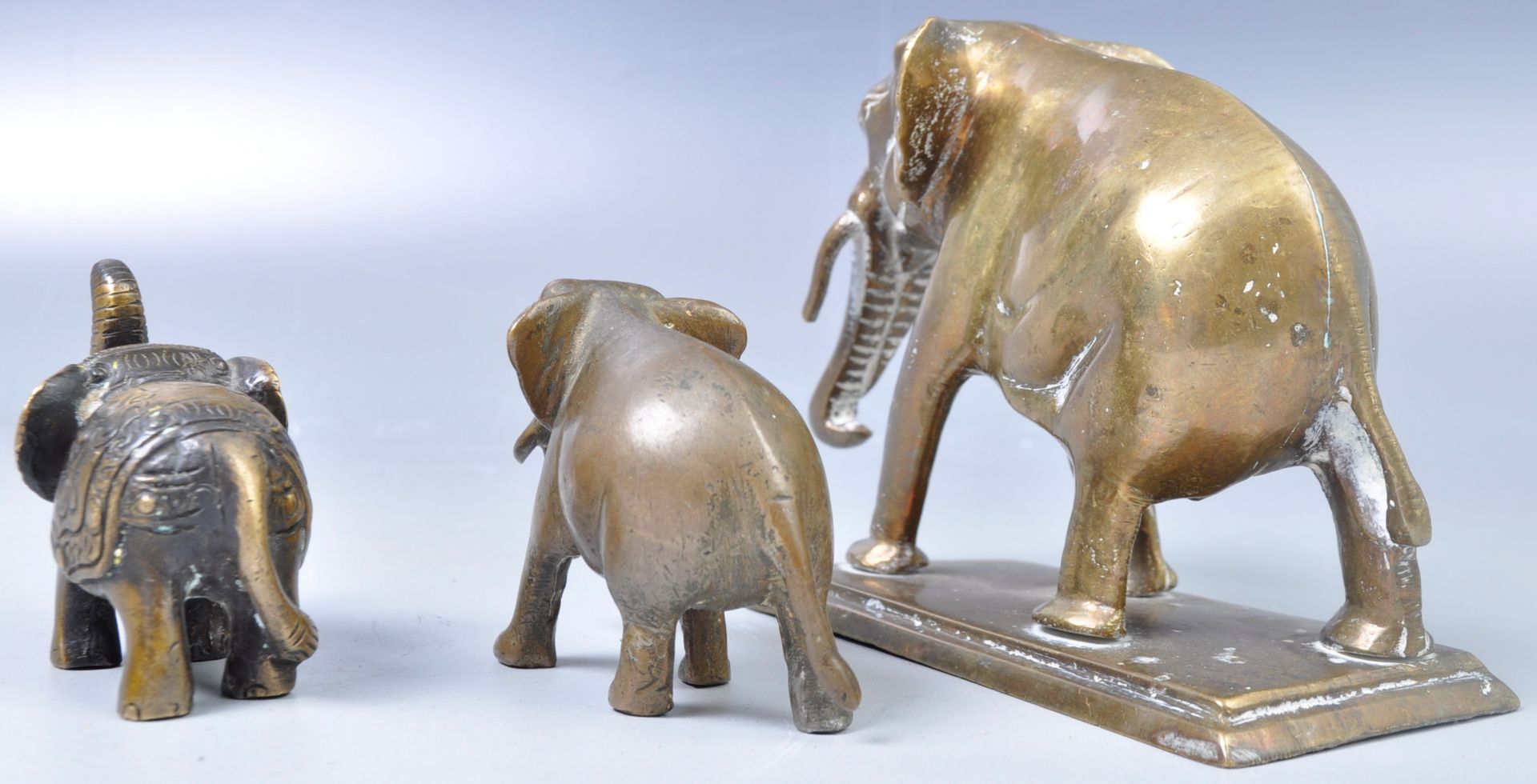 COLLECTION OF INDIAN ANTIQUE ELEPHANT FIGURINES - Bild 5 aus 5