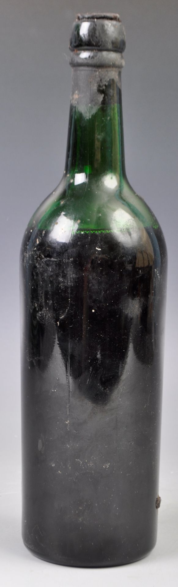 UNIDENTIFIED 1960'S OR EARLIER BOTTLE OF VINTAGE PORT