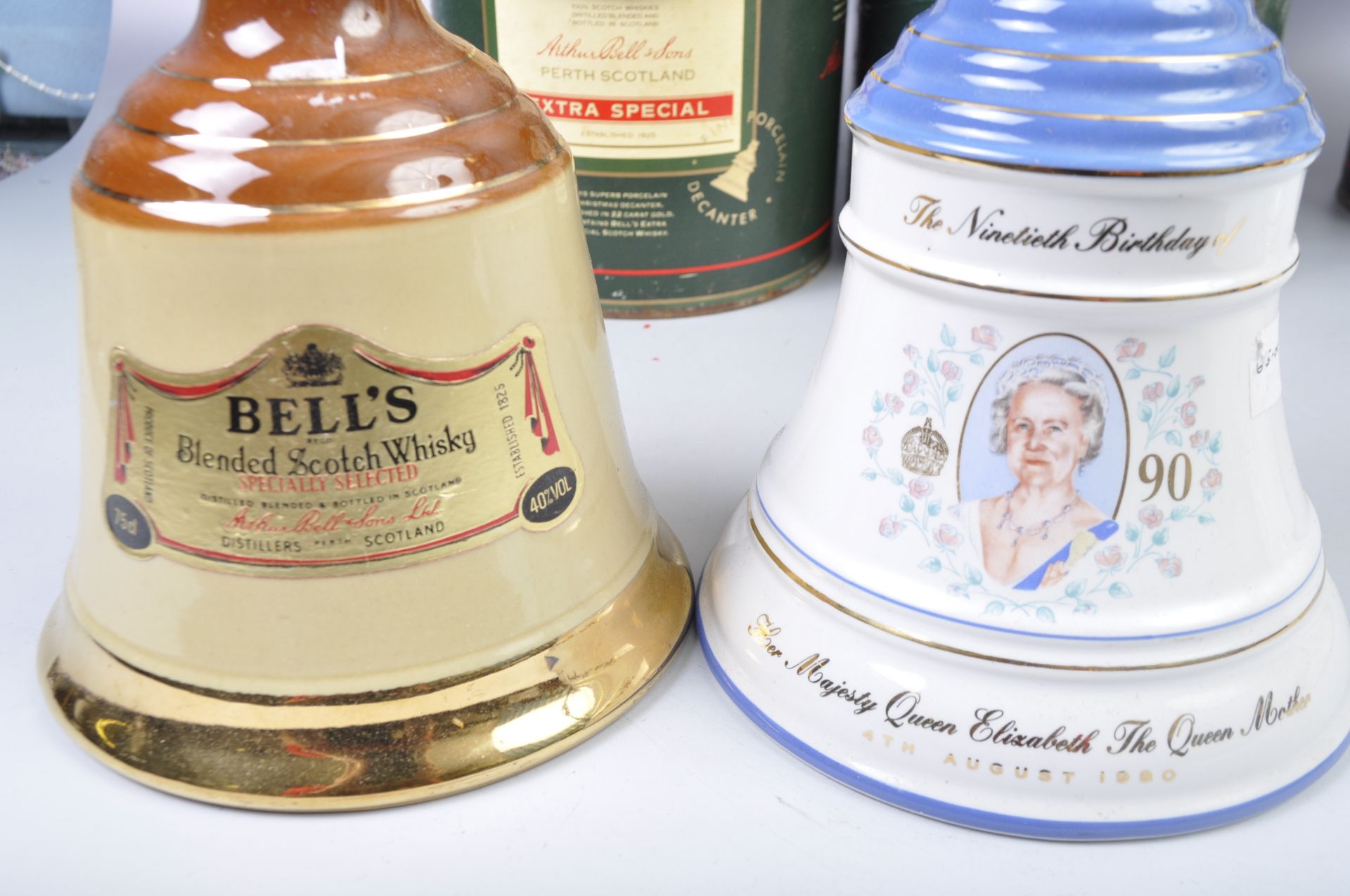 A GOOD GROUP OF SEVEN BELL'S OLD SCOTCH WHISKY AND DECANTERS - Bild 4 aus 4