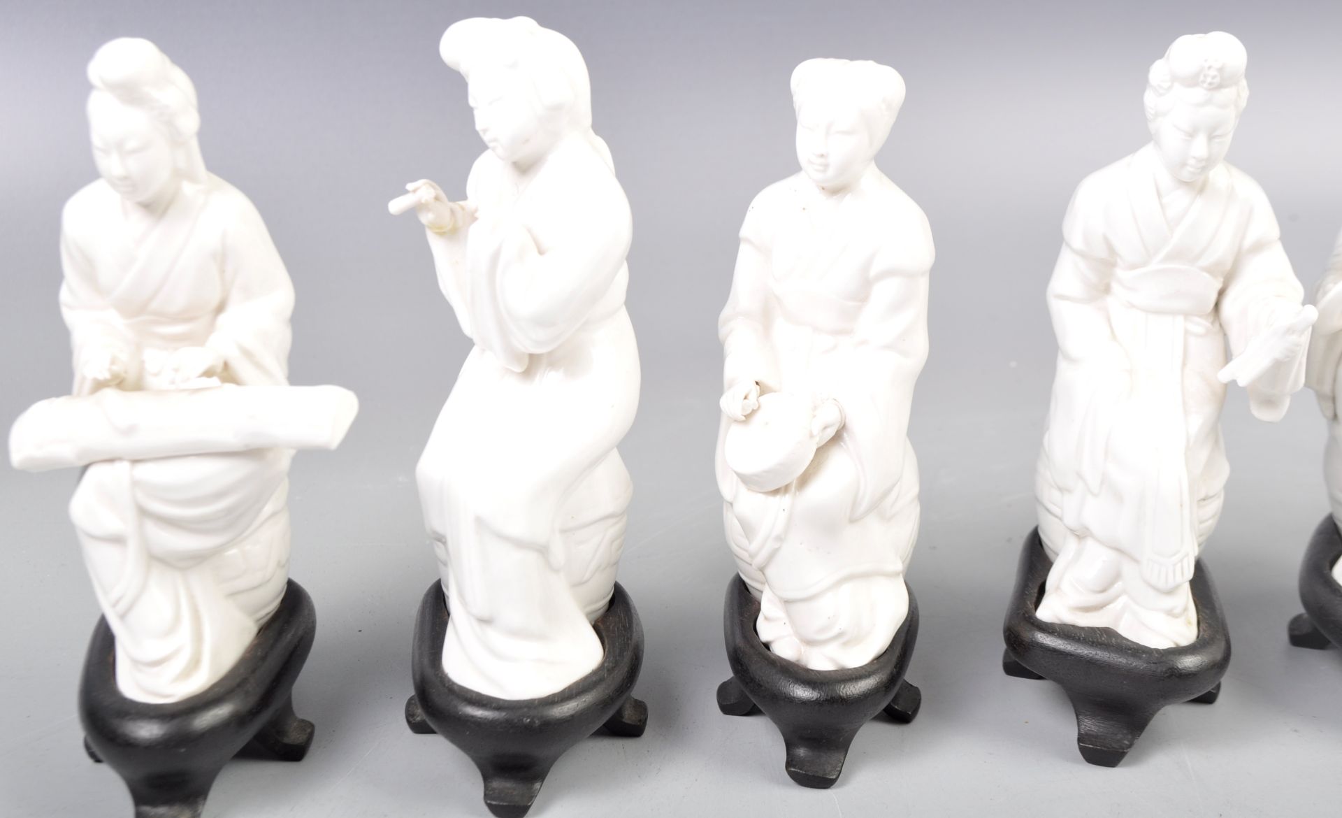 COLLECTION OF CHINESE BLANC DE CHINE PORCELAIN FIGURINES - Bild 3 aus 6