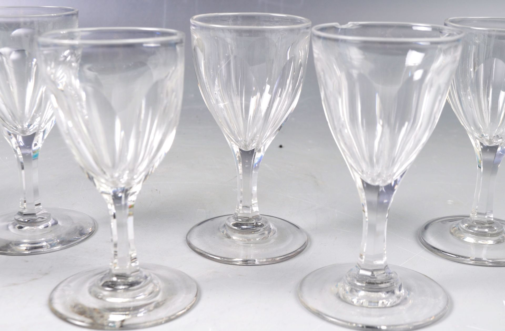 SET OF TEN VICTORIAN HAND BLOWN GLASS WINE / PORT GLASSES - Bild 3 aus 5