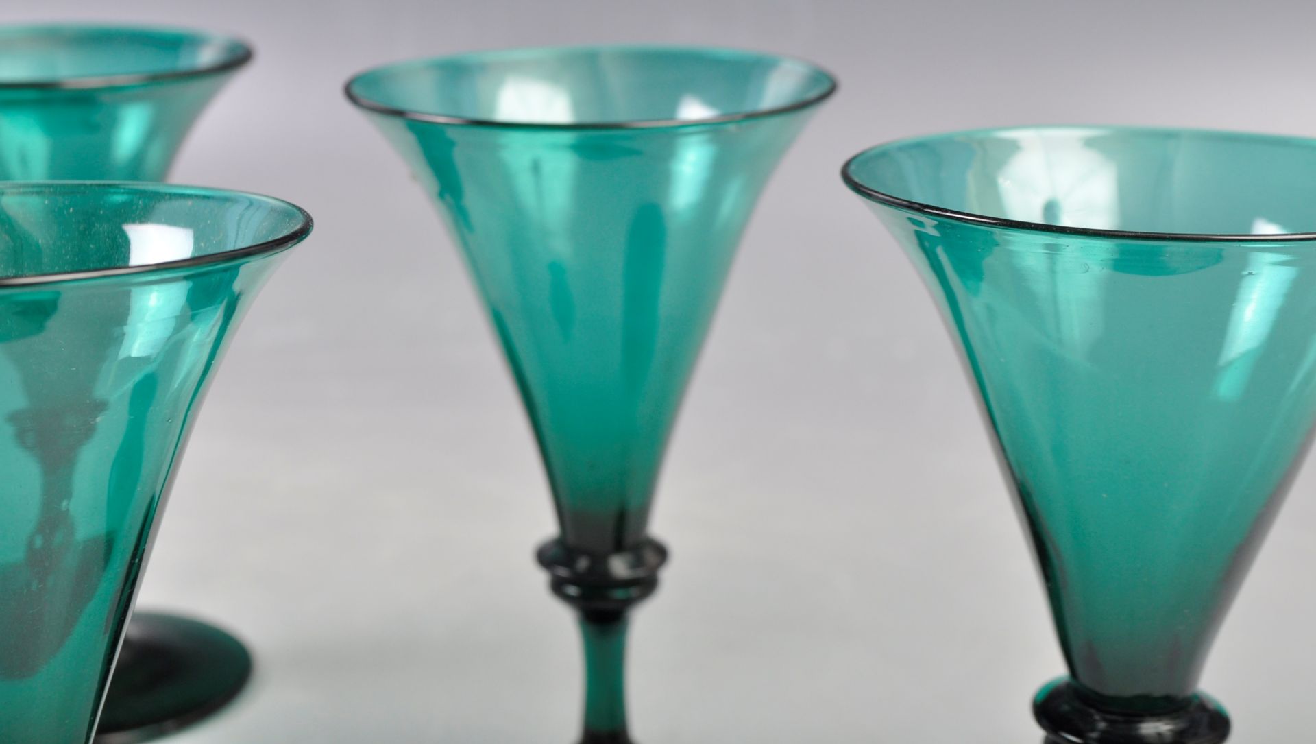RARE SET OF 18TH CENTURY GEORGIAN BRISTOL GREEN GLASSES - Bild 3 aus 4