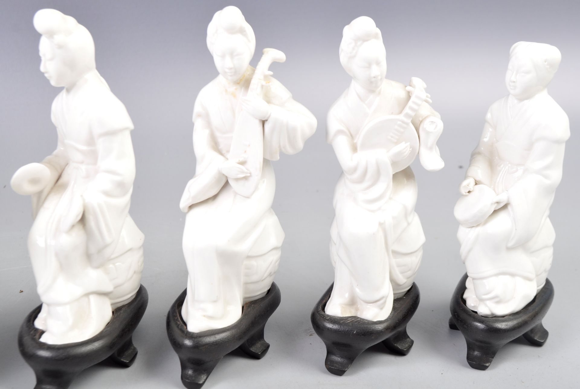 COLLECTION OF CHINESE BLANC DE CHINE PORCELAIN FIGURINES - Bild 2 aus 6