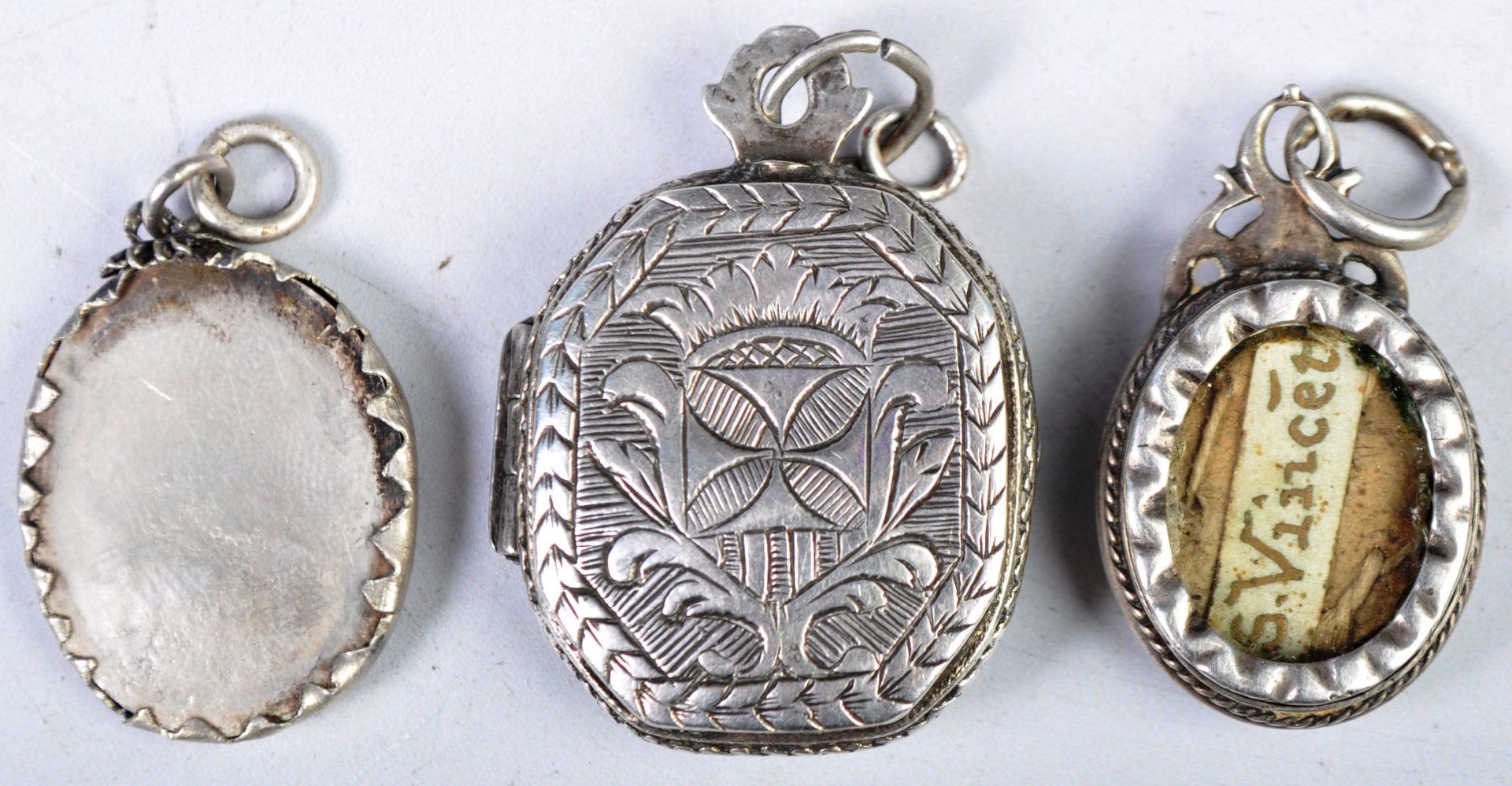 COLLECTION OF ANTIQUE RELIGIOUS SILVER LOCKETS AND PENDANTS - Bild 2 aus 3