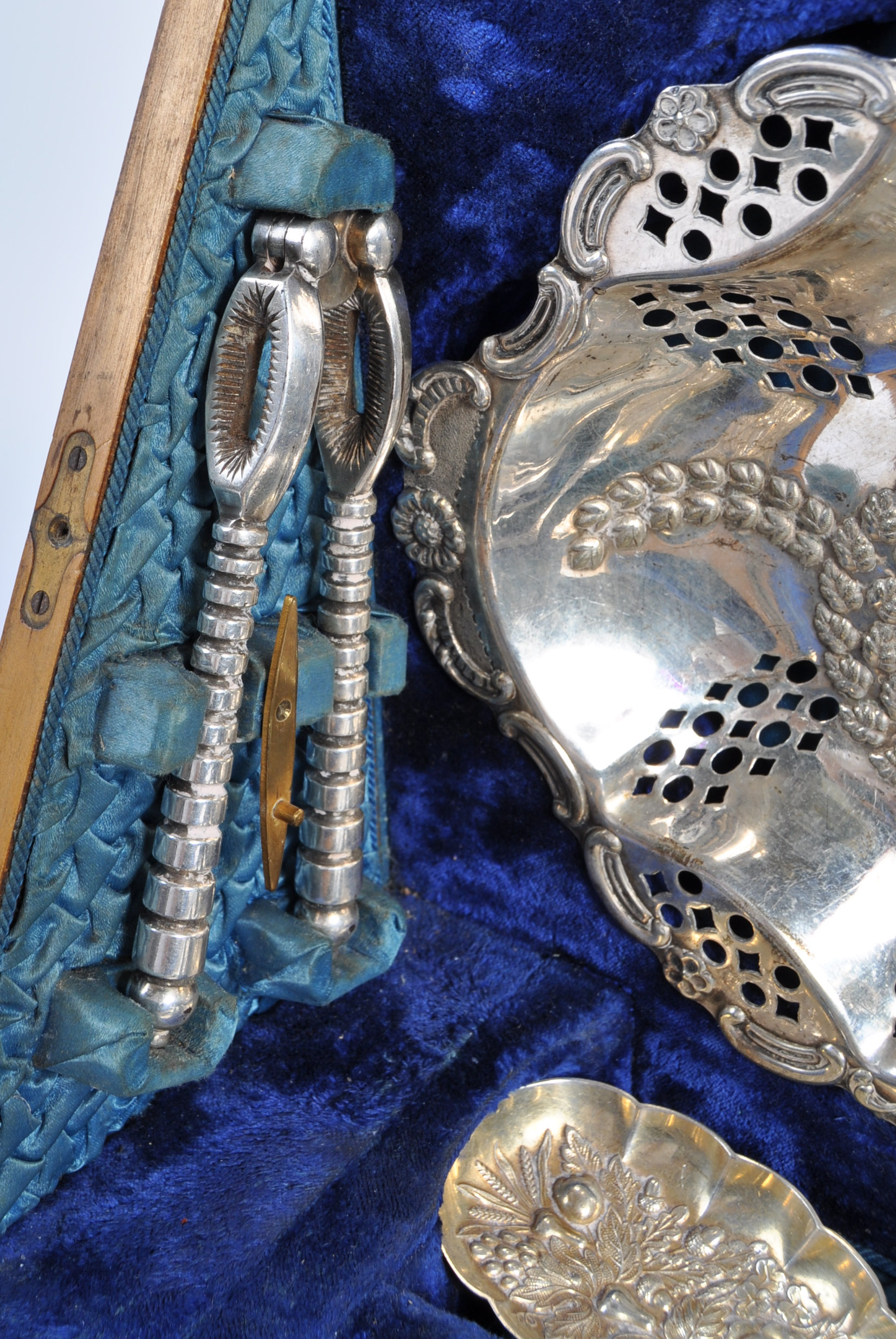 VICTORIAN CASED SET OF SILVER PLATED FLATWARE - Image 6 of 12