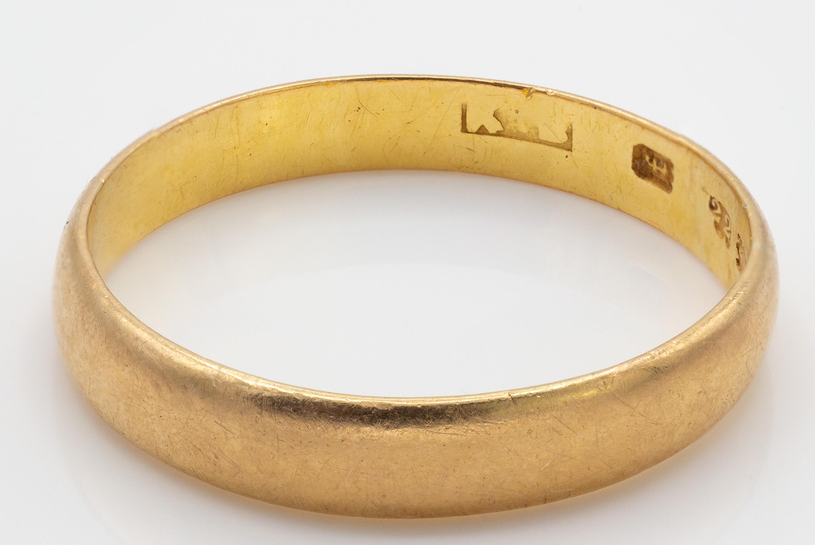 A 22ct Gold Band Ring - Image 2 of 4