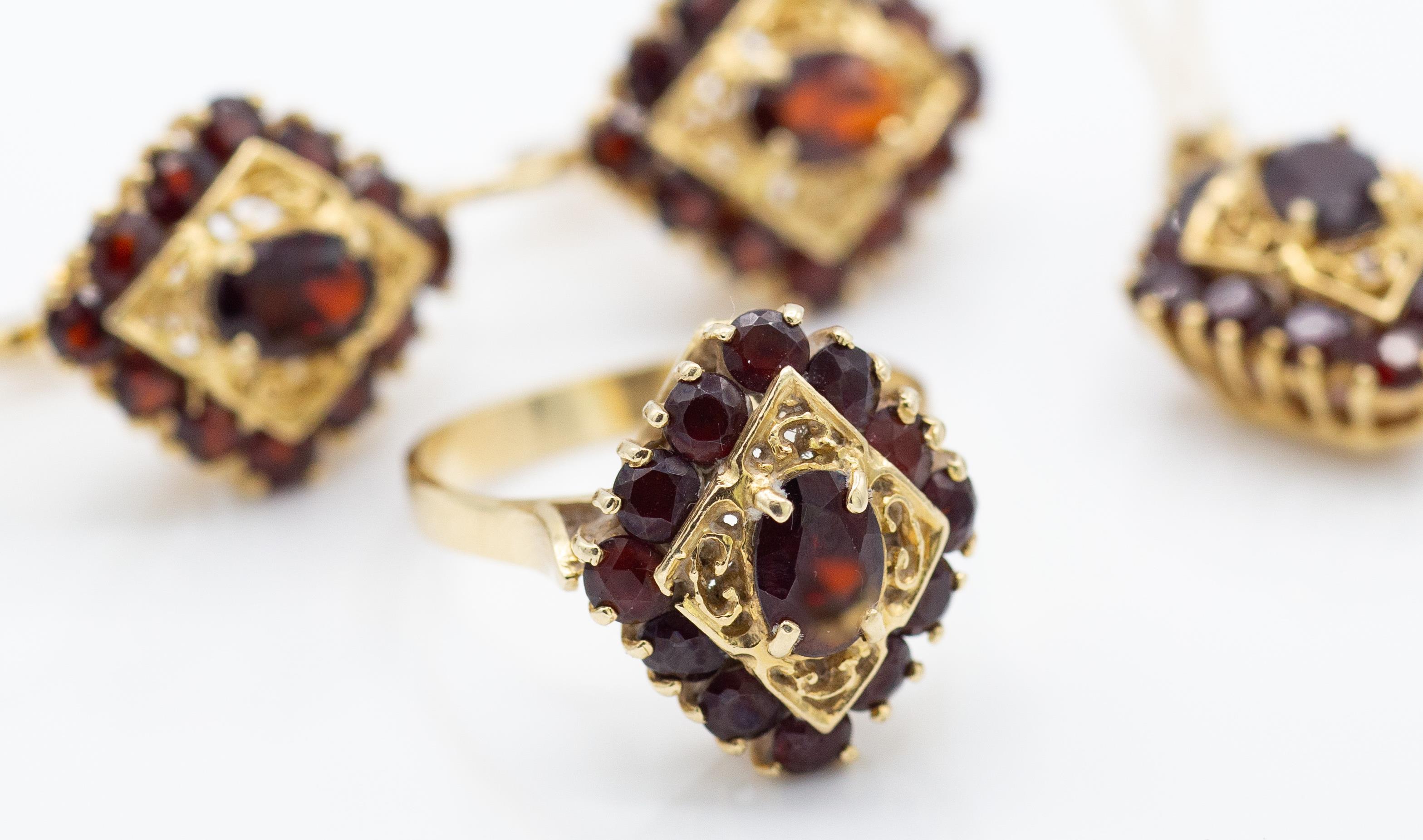 14ct Gold & Garnet Jewellery Suite - Ring - Earrings & Necklace - Image 4 of 9