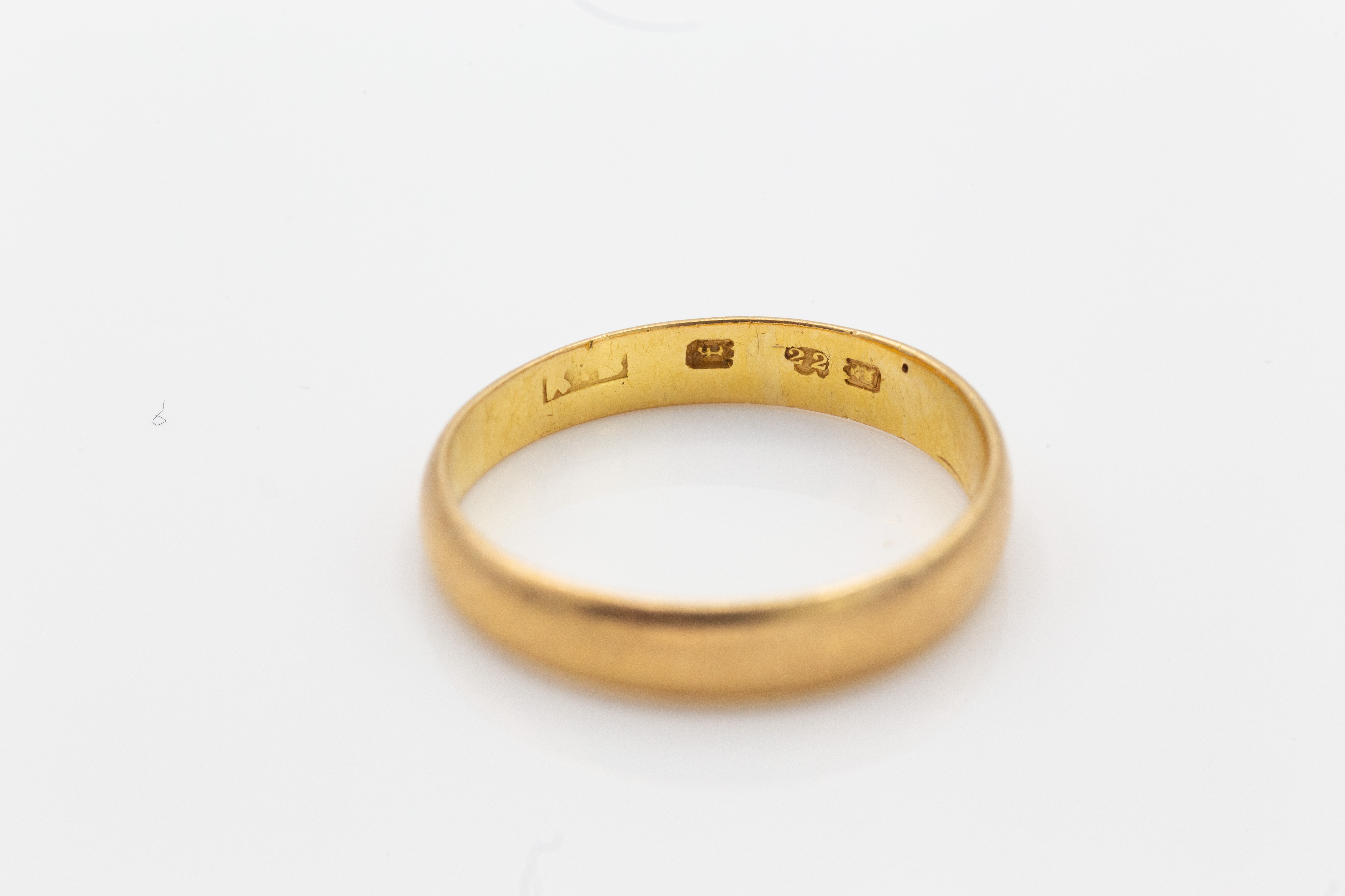 A 22ct Gold Band Ring - Image 3 of 4