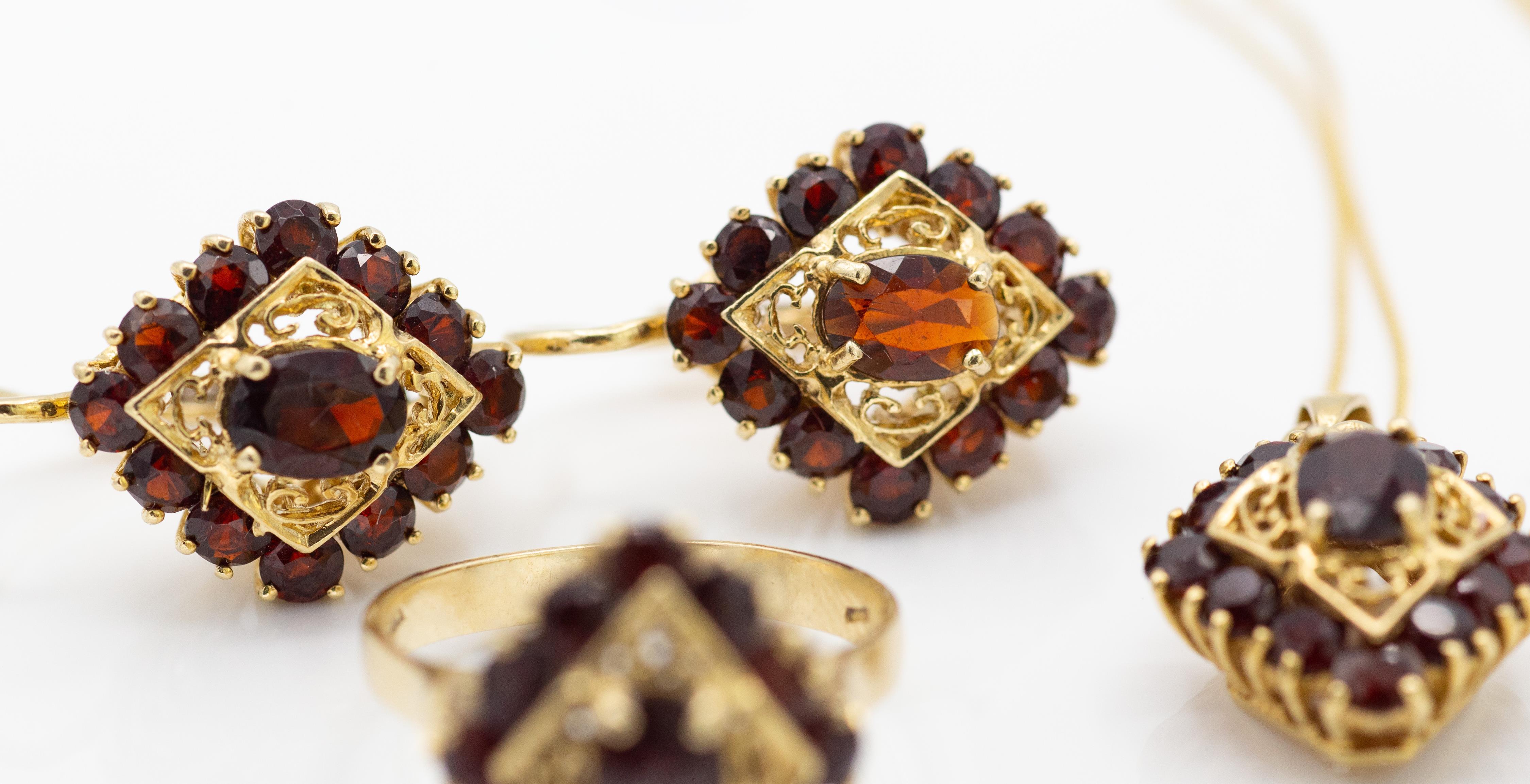 14ct Gold & Garnet Jewellery Suite - Ring - Earrings & Necklace - Image 3 of 9