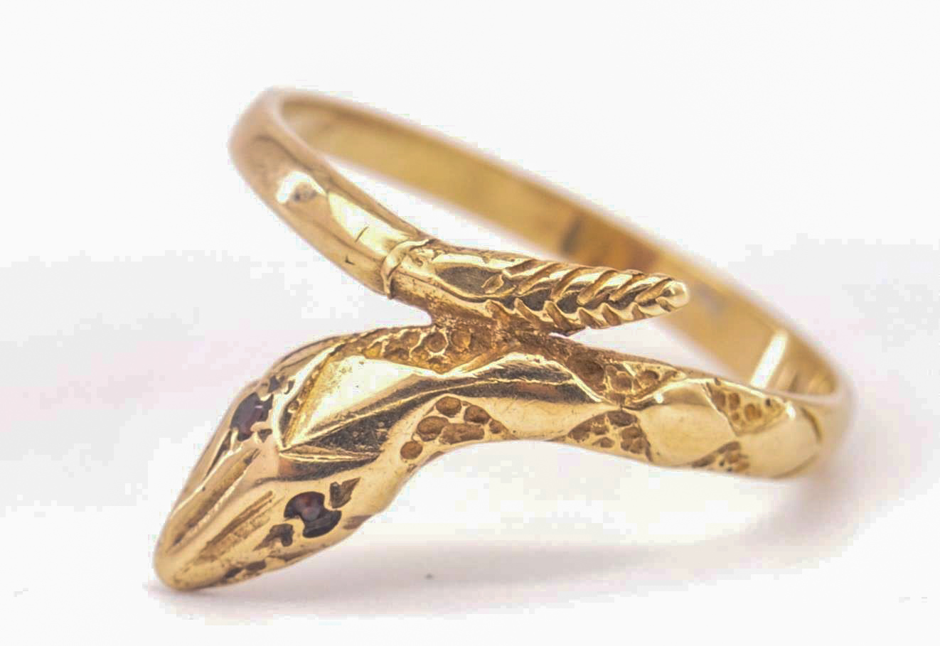 A 9ct Gold Snake Ring - Image 4 of 4