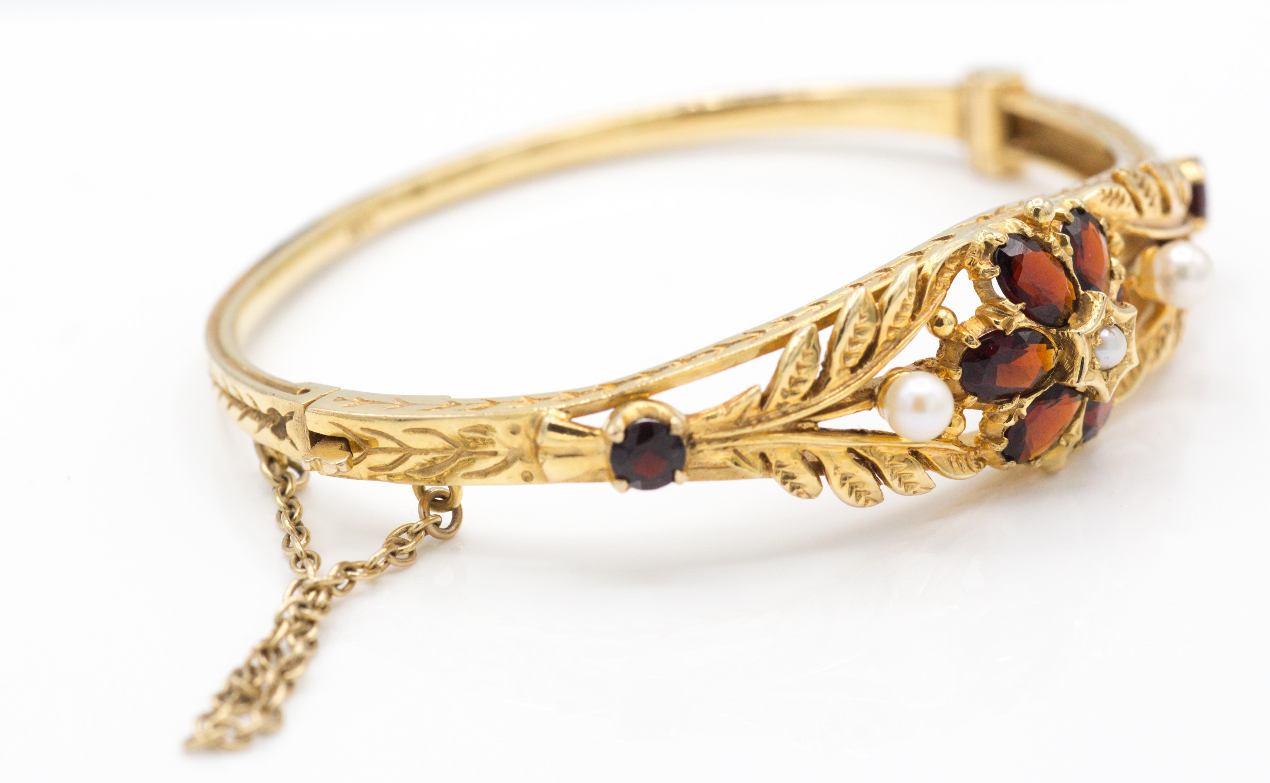 A Hallmarked 9ct Gold Garnet & Pearl Hinged Bangle - Image 2 of 5