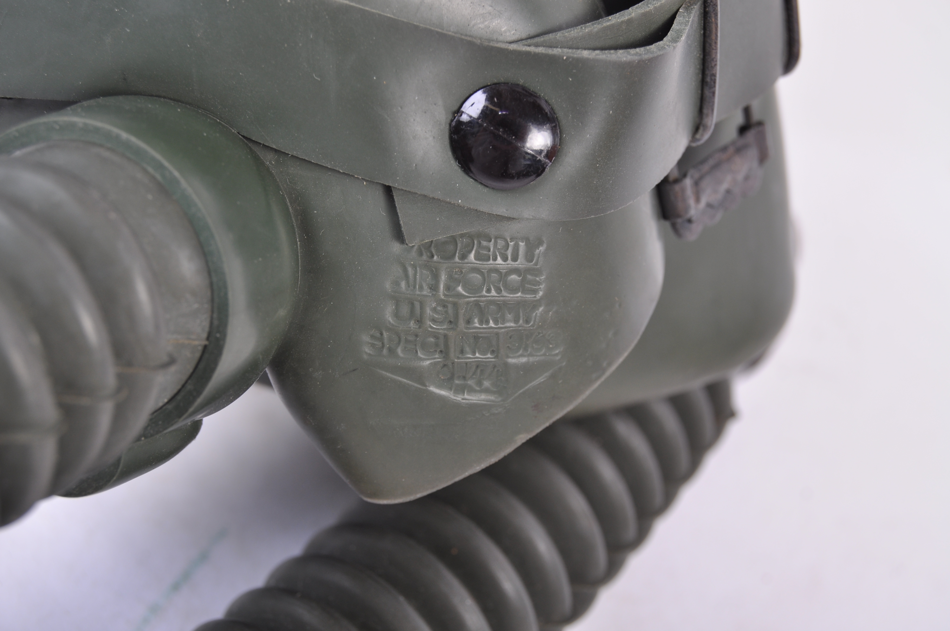 ORIGINAL WWII UNITED STATES AIR FORCE TYPE A-14 OXYGEN MASK - Image 3 of 7