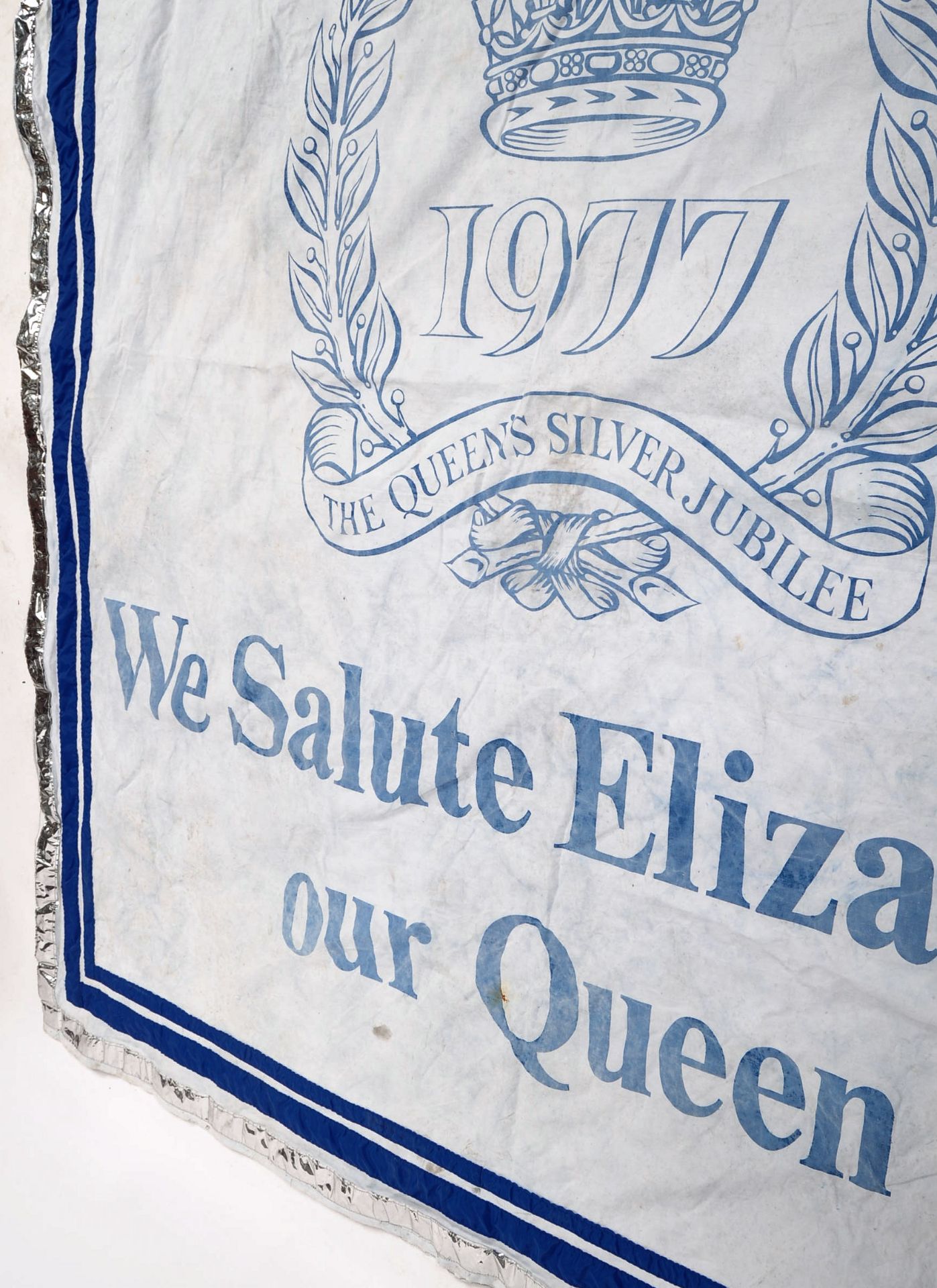 LARGE QUEEN ELIZABETH SILVER JUBILEE COMMEMORATIVE FLAG - Image 3 of 5