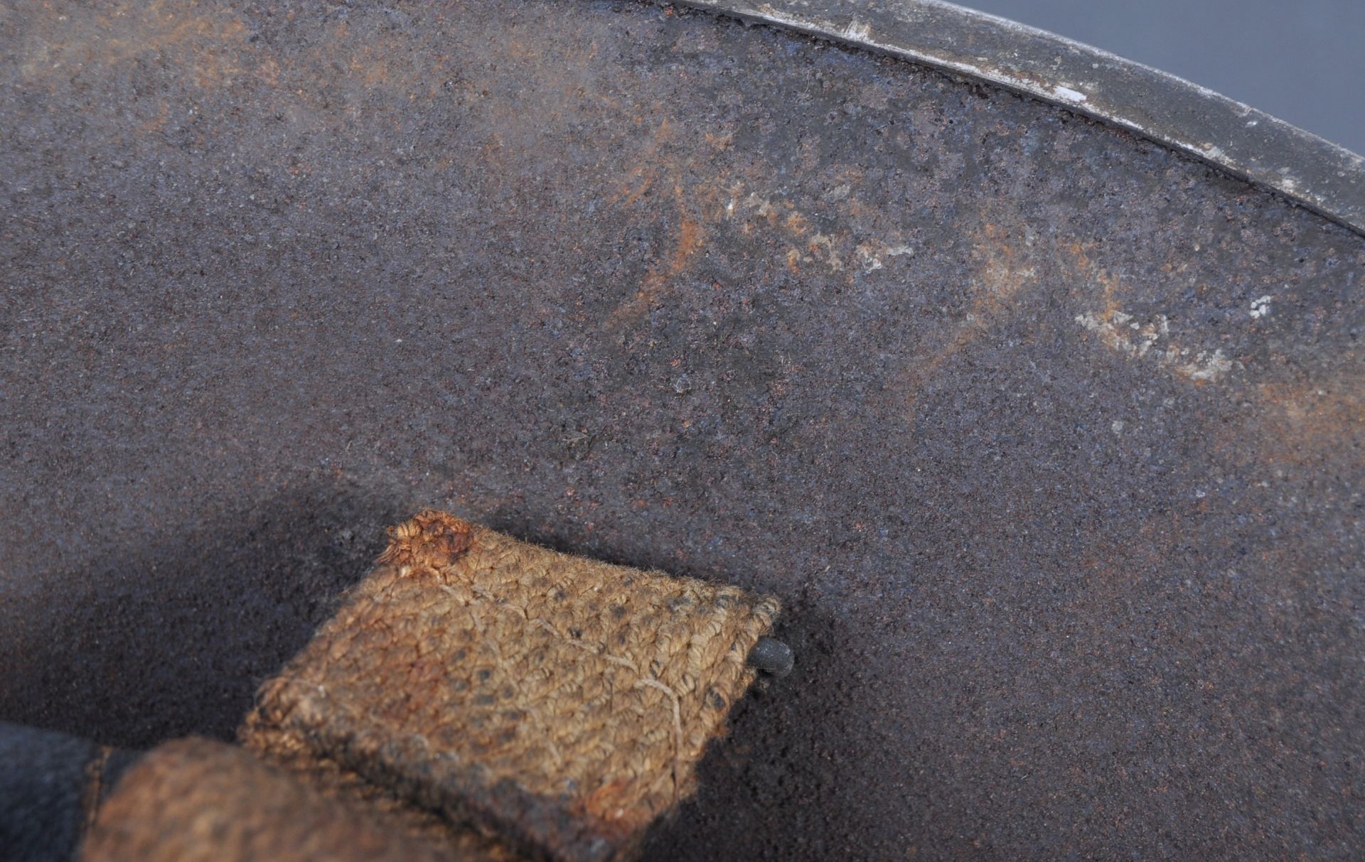 ORIGINAL WWII BRITISH ARMY TURTLE HELMET 1944 DATED - Image 3 of 4