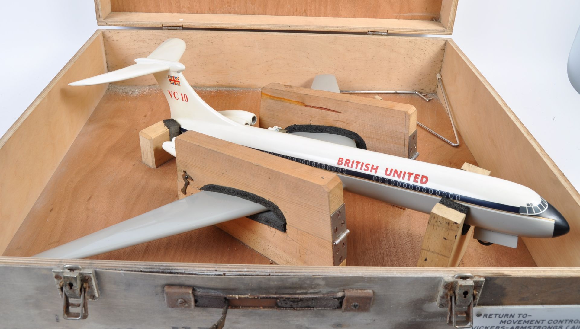 BRITISH UNITED AIRLINES VICKERS VC10 MODEL AIRCRAFT - Image 10 of 10