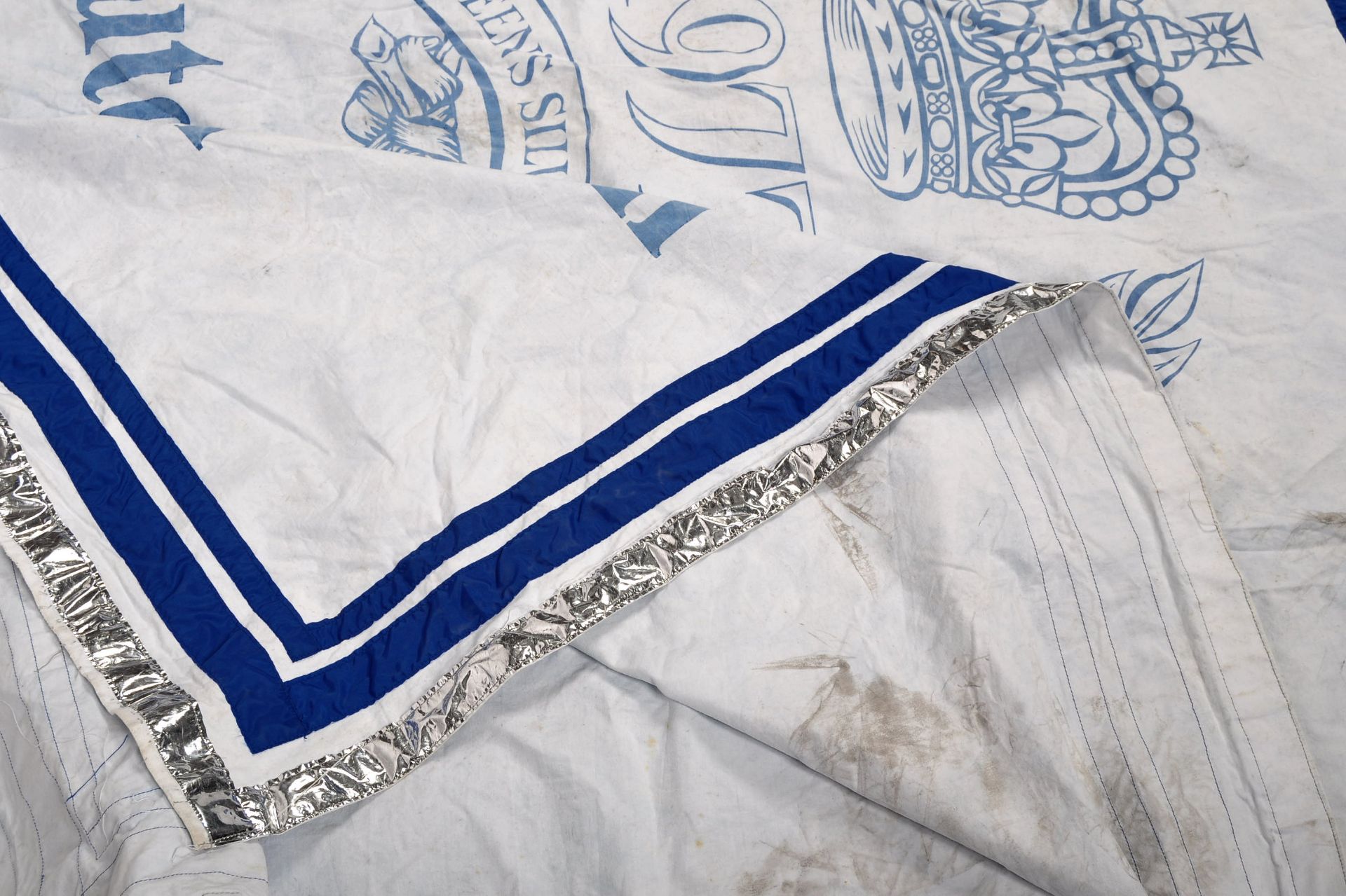 LARGE QUEEN ELIZABETH SILVER JUBILEE COMMEMORATIVE FLAG - Image 5 of 5