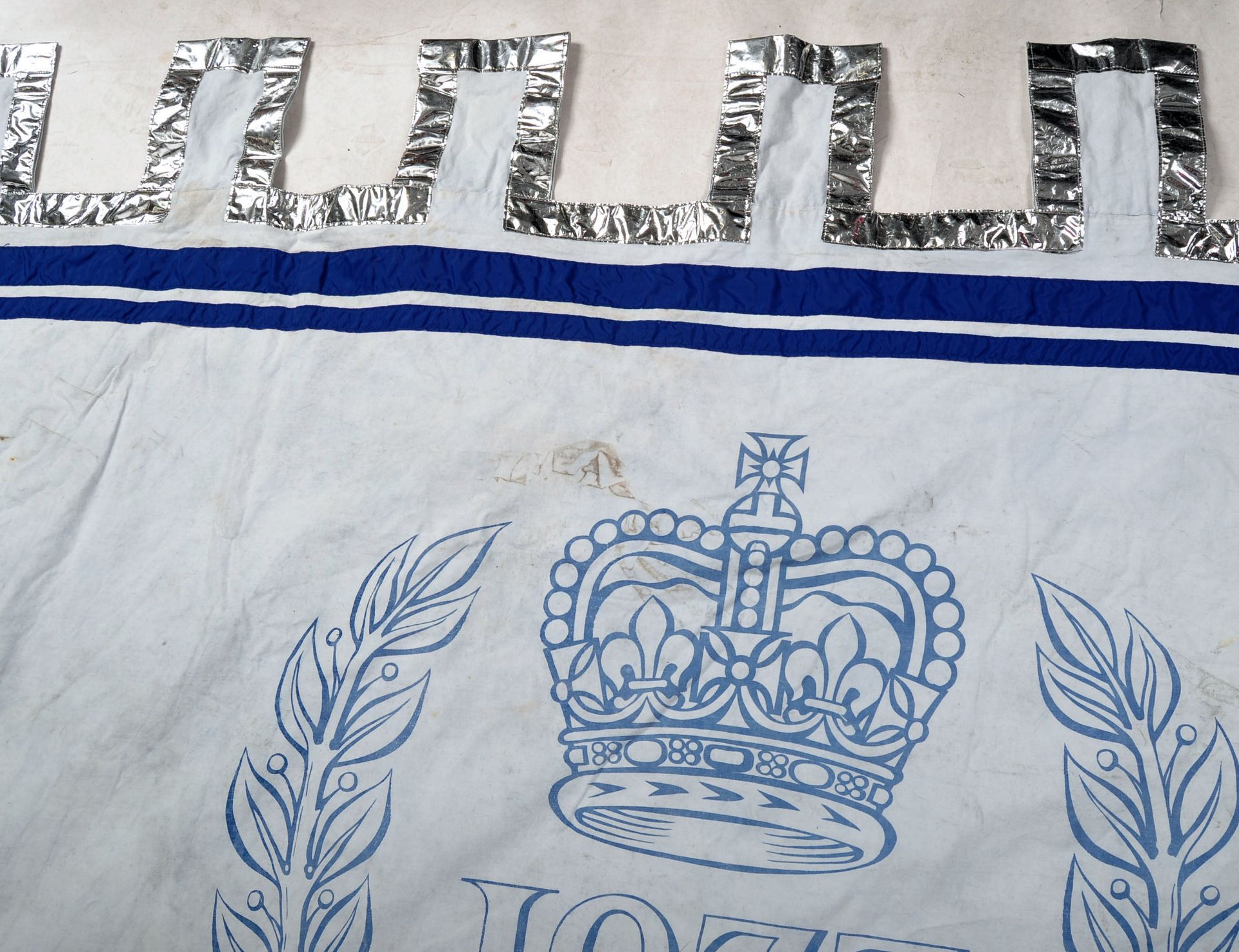 LARGE QUEEN ELIZABETH SILVER JUBILEE COMMEMORATIVE FLAG - Image 4 of 5