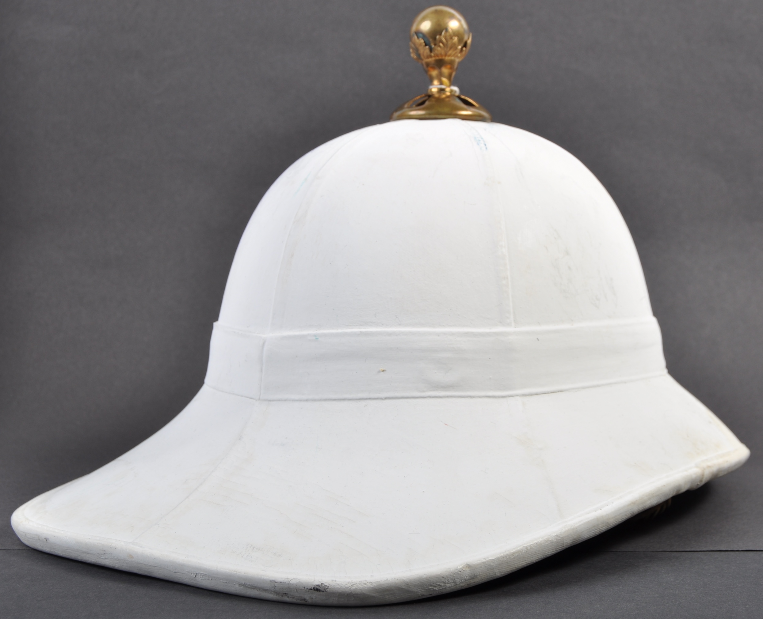 ORIGINAL ROYAL MARINES 20TH CENTURY UNIFORM HELMET - Image 2 of 8