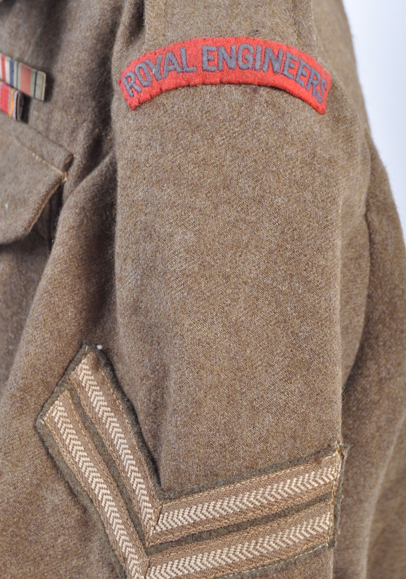 A BRITISH ROYAL ENGINEERS UNIFORM TUNIC AND MEDAL GROUP - Image 4 of 6