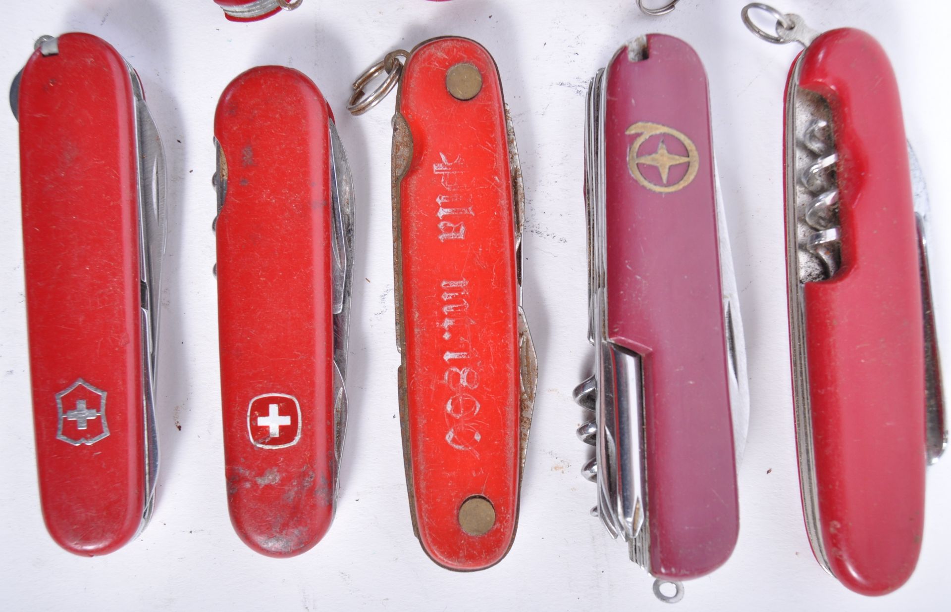 LARGE COLLECTION OF ASSORTED SWISS ARMY POCKET KNIVES - Image 2 of 6