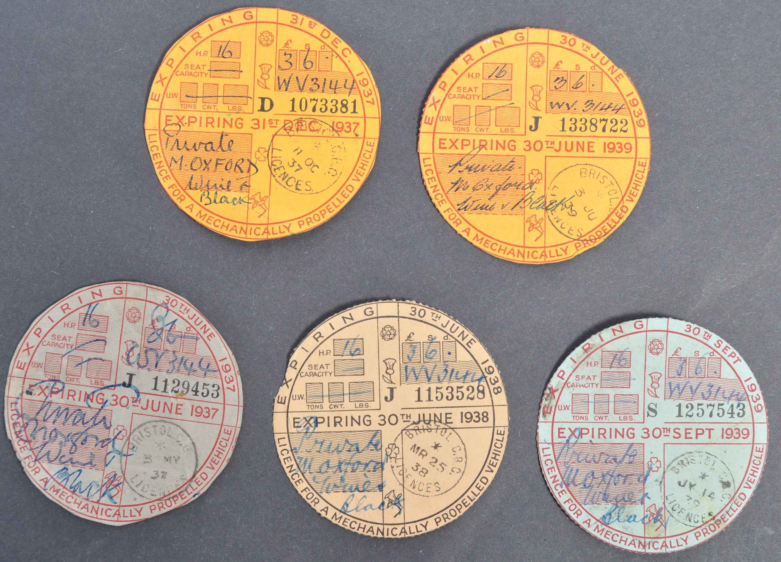 COLLECTION OF 1930S & 1940S TAX DISCS TO A MORRIS OXFORD